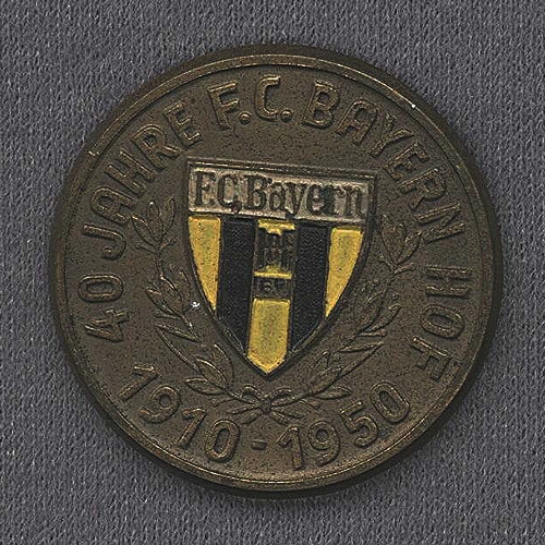 Die Sammlung alter FC Bayern Hof Anstecknadeln, Ehrennadeln und Abzeichen ist eine Leihgabe von Dieter Stelzel.