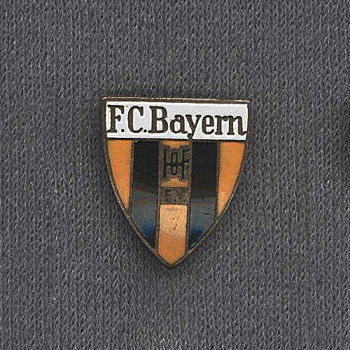 Die Sammlung alter FC Bayern Hof Anstecknadeln, Ehrennadeln und Abzeichen ist eine Leihgabe von Dieter Stelzel.