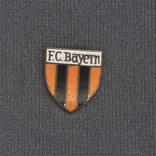 Die Sammlung alter FC Bayern Hof Anstecknadeln, Ehrennadeln und Abzeichen ist eine Leihgabe von Dieter Stelzel.