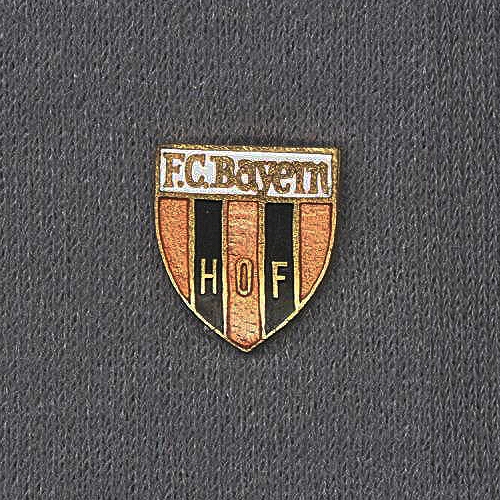 Die Sammlung alter FC Bayern Hof Anstecknadeln, Ehrennadeln und Abzeichen ist eine Leihgabe von Dieter Stelzel.
