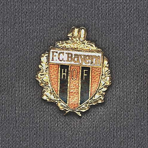 Die Sammlung alter FC Bayern Hof Anstecknadeln, Ehrennadeln und Abzeichen ist eine Leihgabe von Dieter Stelzel.
