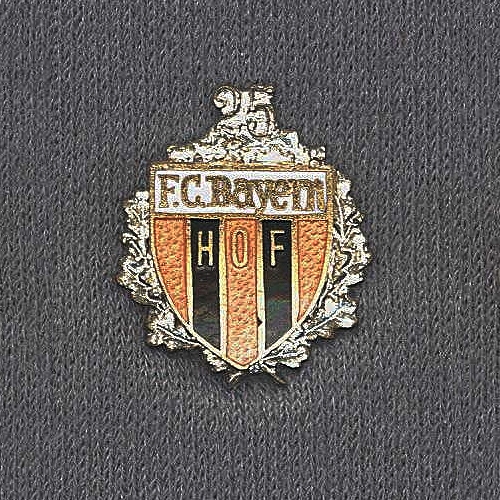 Die Sammlung alter FC Bayern Hof Anstecknadeln, Ehrennadeln und Abzeichen ist eine Leihgabe von Dieter Stelzel.
