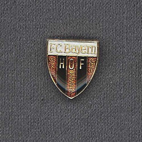 Die Sammlung alter FC Bayern Hof Anstecknadeln, Ehrennadeln und Abzeichen ist eine Leihgabe von Dieter Stelzel.