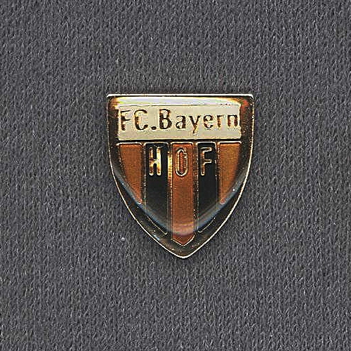 Die Sammlung alter FC Bayern Hof Anstecknadeln, Ehrennadeln und Abzeichen ist eine Leihgabe von Dieter Stelzel.