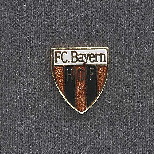 Die Sammlung alter FC Bayern Hof Anstecknadeln, Ehrennadeln und Abzeichen ist eine Leihgabe von Dieter Stelzel.