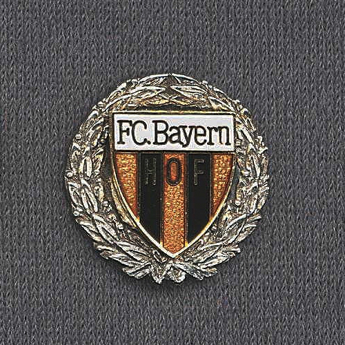 Die Sammlung alter FC Bayern Hof Anstecknadeln, Ehrennadeln und Abzeichen ist eine Leihgabe von Dieter Stelzel.