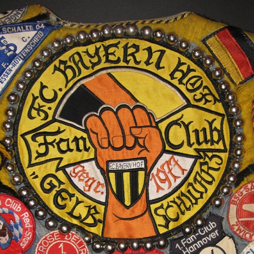 Aufnäher des Fanclubs Gelb-Schwarz (Durchmesser 27 cm) auf einer Fankutte, Leihgabe von Horst Geusser