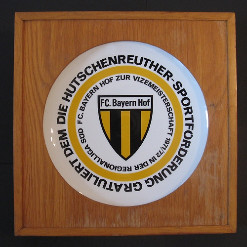 Großer, in Holz eingefasster Teller - Die Hutschenreuther-Sportförderung gratuliert dem FC. Bayern Hof zur Vizemeisterschaft 1971/72 in der Regionalliga Süd