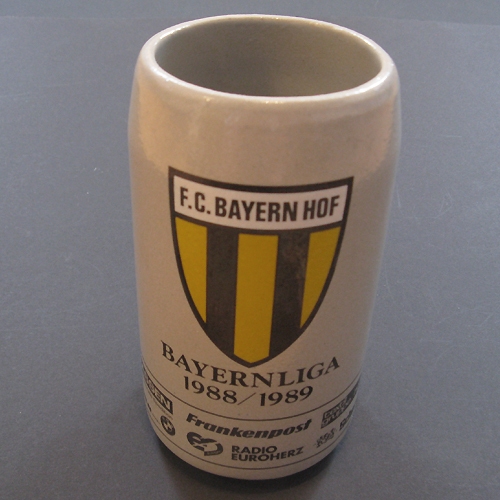 Bierkrug "Bayernliga 1988/1989" mit Sponsorenaufdrucken: Stadt- und Kreissparkasse Hof, Holz Fröhlich, Autohaus Degner, Lassen, Frankenpost, Radio Euroherz, Textil Gruppe Hof, Scherdel, Augsten & Scheuerlein, Holz Schödel, Medika, Brillen-Fichtner