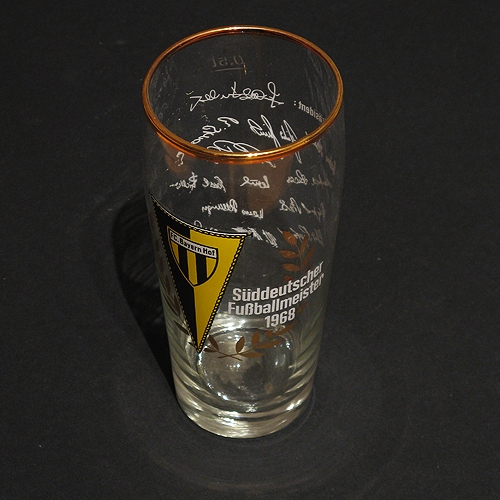 Bierglas "Süddeutscher Fußballmeister 1968" mit der Unterschrift des Präsidenten Franz Anders und Autogrammen von 12 Spielern (0,5l und 0,25l)
