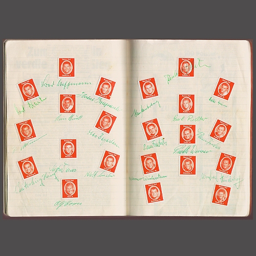 Sammelmarken der Vereine der Oberliga Süd, die Ende der 50er Jahre in Toto/Lotto-Annahmestellen ausgegeben wurden. Sie waren, wie Briefmarken, in Bögen zusammengefasst, aus denen die Spieler einzeln herausgetrennt und auf ein vorgefertigtes Spielfeld geklebt werden konnten. So ergab sich die eigene Mannschaftsaufstellung des Tippers.