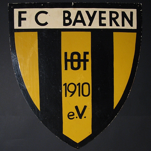 Großes Vereinswappen auf Holz gemalt