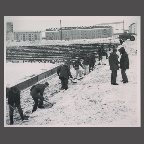 Deutsche und Amerikaner befreien gemeinsam die Stehränge der Grünen Au vom Schnee (1967)
