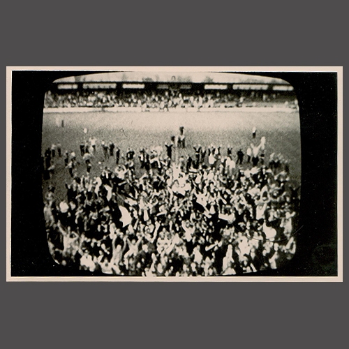 Letzter Spieltag der Saison 1967/68: Der FC Bayern Hof besiegt Darmstadt 98 zu Hause 3:0. Wie die Gelbschwarzen die Saison abschließen, hängt nun von Tabellenführer Offenbacher Kickers ab. Nachdem der nicht über ein 0:0 hinauskommt, steht fest: Der FC Bayern Hof ist Süddeutscher Meister! 7000 Zuschauer waren nach dem Spiel auf der Grünen Au geblieben. Als der Triumph feststand, stürmten sie das Spielfeld, was dieses Bild (wohl während des Fernsehberichts am Abend vom Bildschirm abfotografiert) zeigt; Leihgabe von Franz Anders