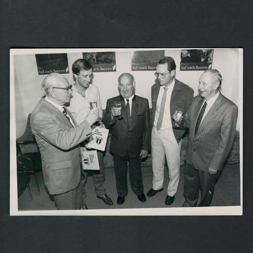 1985: Präsentation der gelbschwarzen Pflichtlektüre „Die Hofer Bayern – Geschichte eines Vereins“: Hanns Friedrich Stock, Nationaltorwart Dieter Burdenski, Hans Schübel, Albrecht Schneider, Karlheinz Hoermann (von links)