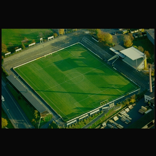 Luftaufnahme von der Grünen Au: „Dem FC Bayern Hof von der Straßenbaugesellschaft Hof GmbH, Horst Schaller; Photo: Dietmar Schmid, Rehau, am 29.10.1999“