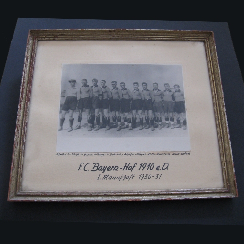 1. Mannschaft 1930-31: Scheffel Fr., Weiß P., Hamm M., Panzer K., Beierlein, Schäfer, Köppel, Kolb, Beierlein, Weiß, Schübel