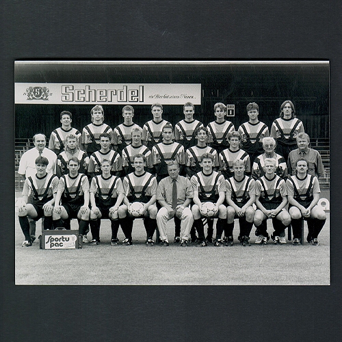 Mannschaftsfoto Bayernligasaison 1994/95 FC Bayern Hof: obere Reihe v.l.n.r.: Ali Hanoglu, Jens Mitzscherling, Jochen Herzog, Volker Schlegel, Stefan Stadelmann, Herbert Riedl, Rotislav Kotek, Georg Galbakiotis; mittlere Reihe v.l.n.r.: Spielleiter Heinrich Greim, Masseur Ingo Moos, Nabil Chouman, Martin Rebhan, Christian Möckel, Tim Hahn, Dominik Kaesberg, Betreuer Fritz Müller, Spielausschußmitglied Werner Busch; sitzend vorne v.l.n.r.: Henrik Schödel, Thomas Göbel, Daniel Felgenhauer, Markus Praschil, Trainer Herbert Börner, Mario Pinzer, Sören Dressler, Miloslav Janovsky, Jürgen Gahn – Es fehlt der verletzte Andreas Deffner;
