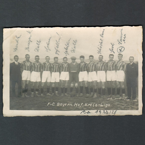 Mannschaftspostkarte der Saison 1926/27 (Aufstieg in die Bezirksliga Nordbayern, damals oberste Liga). Die Karte war ein Geschenk von Bayernspieler Max Hamm (Zweiter von rechts) an einen Freund.